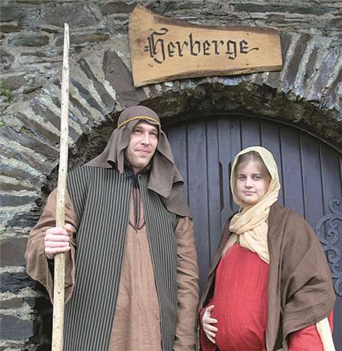 Josef und Maria begeben sich auf den schwierigen Weg der Herbergssuche in Bethlehem, nachdem sie sich bei der Volkszählung eingetragen haben.TE