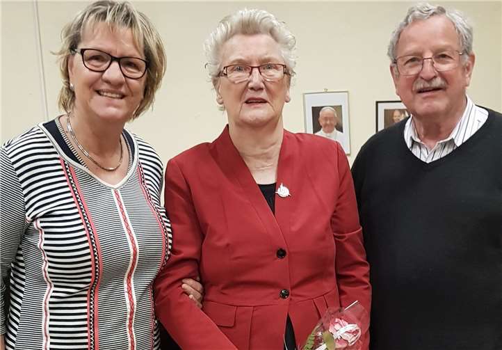 Josefa Jäschke wurde nach einer Chorprobe für ihre langjährige Mitgliedschaft von Peter Weiler vom Chorverband geehrt.Foto: privat