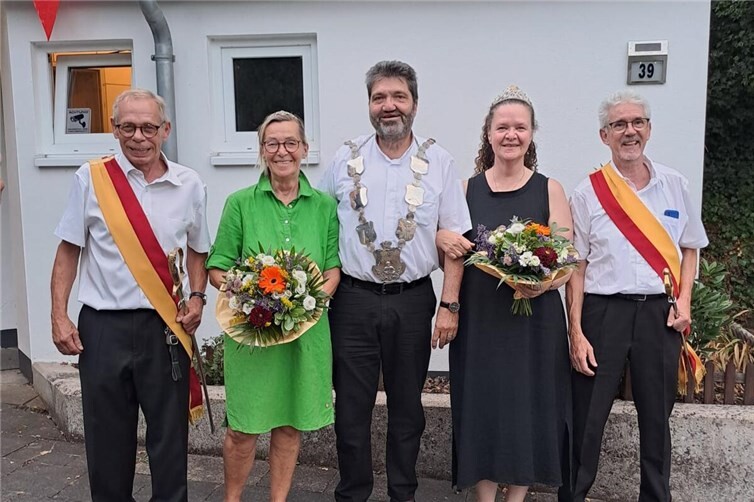 „Josefinchen“ Iris Krahforst, König Frank Werner und Königin Astrid Pfennig (v.l.n.r.) im Kreise der Offiziere.
