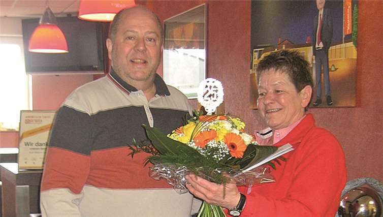 Josefine Schneider feierte silbernes Dienstjubiläum.Privat