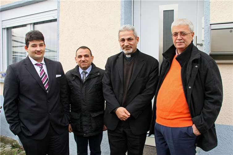 Joseph Al Khoury (Mitte rechts) mit Mitgliedern seiner syrisch-katholischen Gemeinde: Sharbal Abu-Mansur (Libanon), Hadi Jusef (irak), und Nassar Foad (Jordanien)