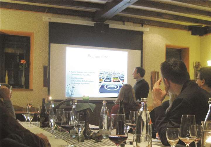Joseph Keitgen präsentiert den Wirtschaftsjunioren Rhein-Ahr die Möglichkeiten mobiler Applikationen auf Smartphones.  Wirtschaftsjunioren Rhein-Ahr