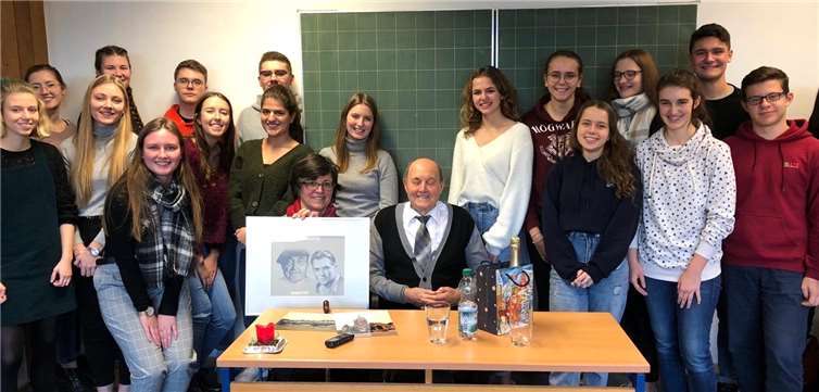 Joseph Mohrs verstand es, die Schülerinnen und Schüler der Leistungskurse Französisch mit seinen Erzählungen in den Bann zu ziehen. Foto: privat