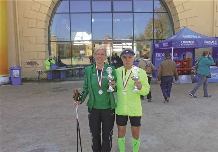 Joseph Weber gewinnt Festungslauf Joseph Weber und Bianca Klein mit dem Siegerpokal.privat