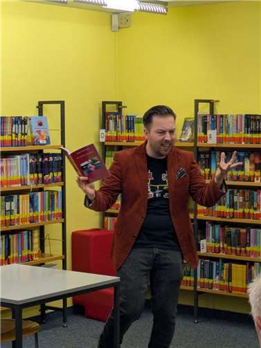 Joshua Clausnitzer während der Lesung.Foto: privat