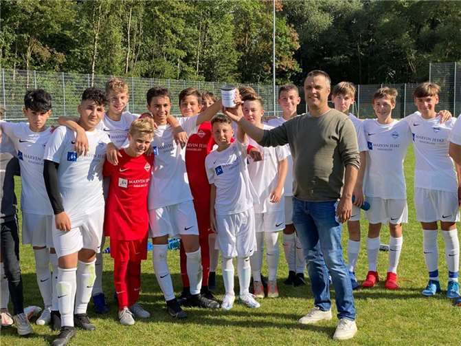 Joshua Fuhrmann übergibt stellvertretend für den SV Trier-Olewig die Spendensumme an Ingo Kaltz vom SV Hönningen.Foto: privat