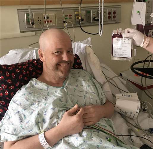 Joshuas Transplantationstag, 18. Februar 2022: Tinas Stammzellen sind angekommen.