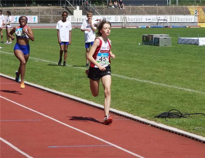 Josi Balles (451) im Endspurt des 2000m-Laufes.