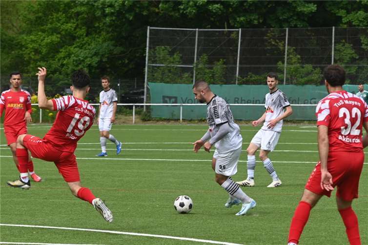 Josip Bilac springt Meris Ramic in die Parade.