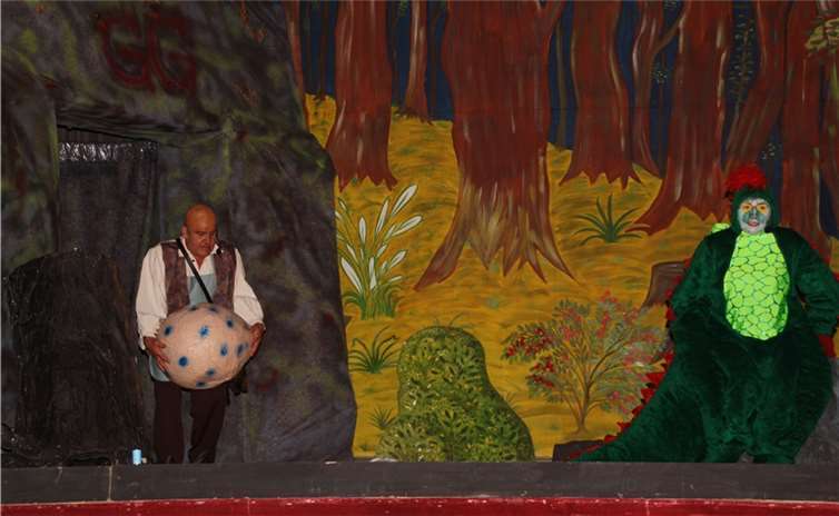 Josua zeigt Drache Gertrud ihr Baby.