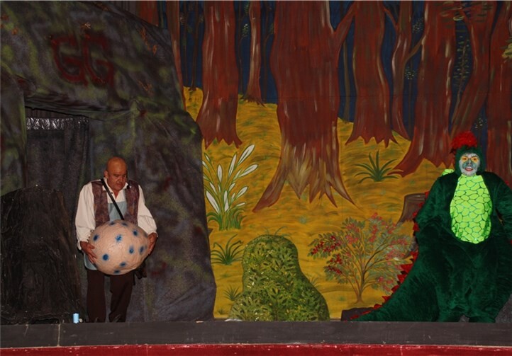 Josua zeigt Drache Gertrud ihr Baby.  privat