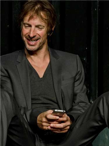 Journalist Marco (Ingolf Lück) spielt ein böses Spiel.Foto: Volker Zimmermann