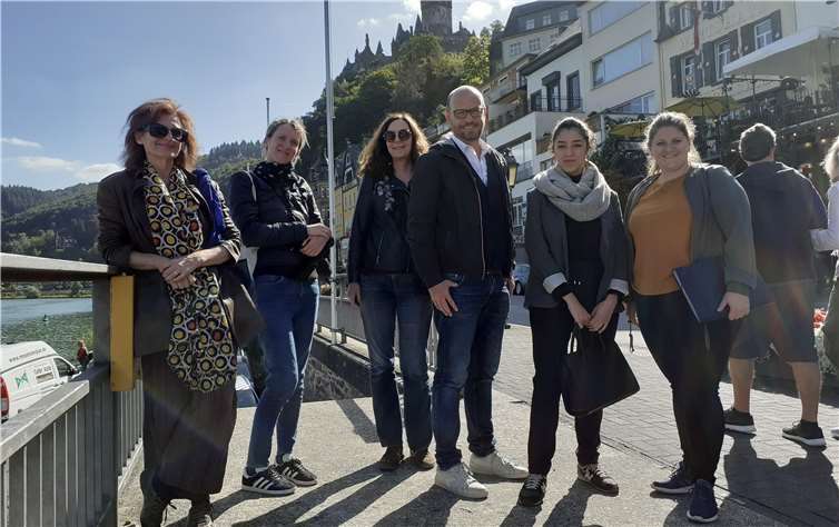 Journalisten aus Frankreich zusammen mit der Übersetzerin bei einer Stadtführung in Cochem. Foto: privat