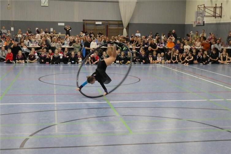 Joy-Celine Böffgen bei ihrer Übung im Circle vor dem zahlreichen Publikum.Fotos: privat