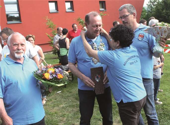 Joyce Argo hängte ihrem Nachfolger, Günter Hirzmann, am Sonntagnachmittag die Königskette um. DL