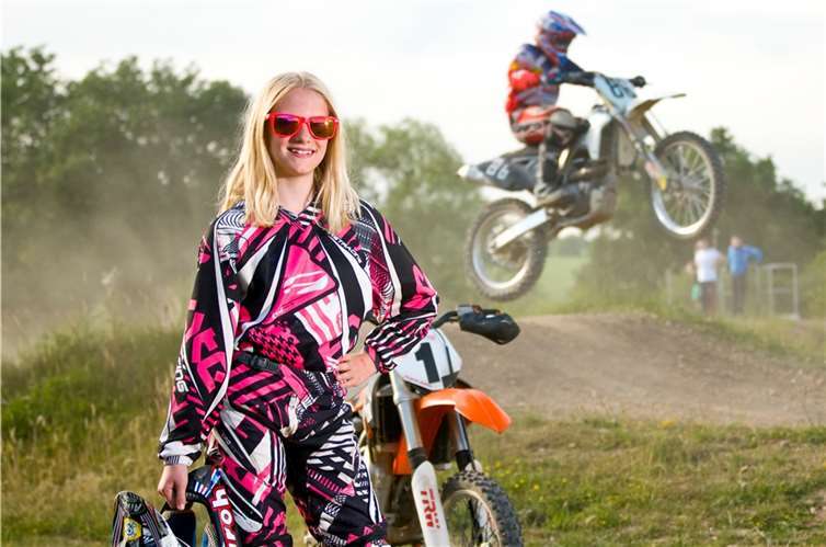 Joyce Jahn fährt erfolgreich Motocross-Rennen. Deichstadt Studio Neuwied/Andre Jahnke