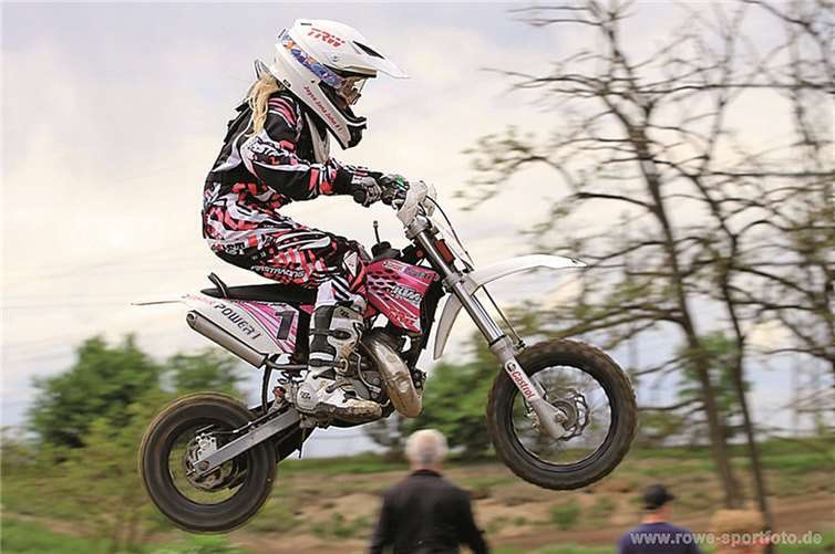 Joyce trainiert schon mit einer 65er Kawasaki Ronald Westheide