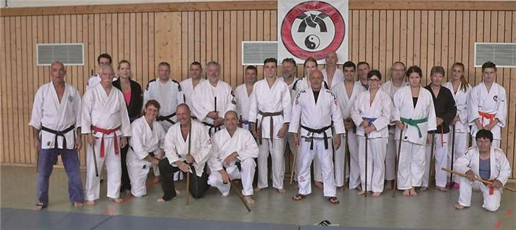 Ju-Jutsu Club Tanaka Rieden stellten Ju-Jutsu-Techniken mit Stock, Spazierstock und Co, vor.privat