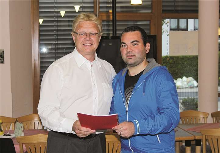 JuSo-Vorsitzender Oliver Falterbaum(re.) übergab die Ausführungen zur Barrierefreiheit an Rolf Schäfer (li.). Privat