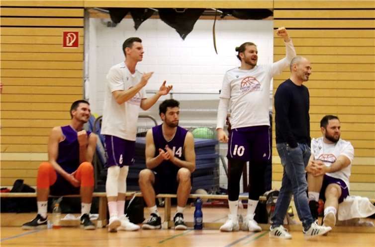 Jubel auf der Auswechselbank- Future Sports besiegt die BG Bonn.
