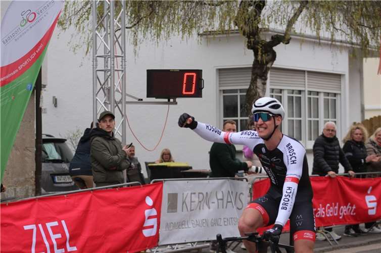 Jubel bei Dario Rapps, dem Sieger des Elite-Rennens.  Foto: DU