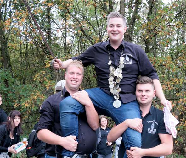 Jubel bei Gastgebern und Zuschauern: Die Junggesellen hoben den neuen Hahnenkönig auf ihre Schultern.