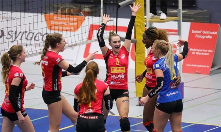 Jubel bei den Deichstadtvolleys: Nach dem Sieg in Wiesbaden ist man Tabellenführer. Fotos: Detlev Gottwald