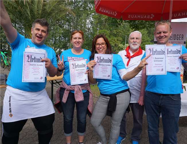 Jubel bei den „Gewürzwölkchen“: Das Team sicherte sich nicht nur die Siegerurkunde, sondern als Sachpreis auch einen Grill. Fotos: privat