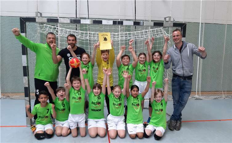 Jubel bei den Handballern der Pfarrer-Bechtel-Grundschule: In Bassenheim setzten sie sich gegen starke Konkurrenz durch. Foto: privat