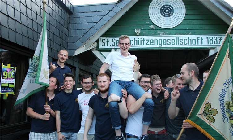 Jubel bei den Kripper Junggesellen: Tobias Gadsch ist neuer Schützenkönig! Fotos: DU