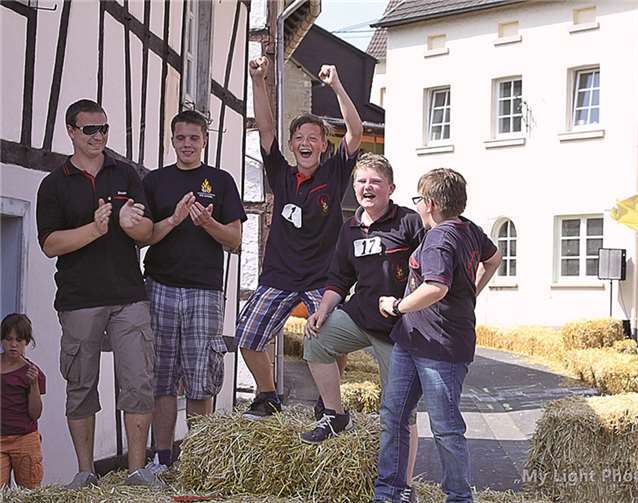 Jubel bei den Siegern des Seifenkistenrennens der Kinder und Jugend Initiative Bruchhausen.privat