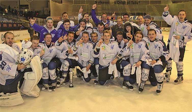 Jubel bei den Spielern, Betreuern und Fans des EHC Neuwied: Nach dem Sieg beim Favoriten Kassel kann man die Meisterschaft in der Regionalliga. fischkoppMedien