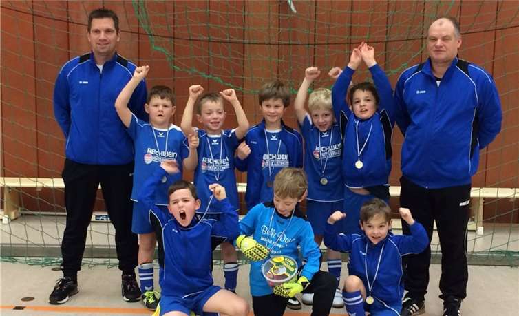 Jubel bei der Oberdreeser F2, die sich beim Hallenturnier in Villip gegen hochkarätige Gegner durchsetzen konnte. privat
