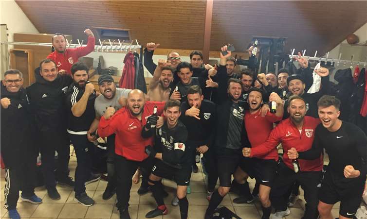 Jubel beim FC Kosova: Nach dem Auswärtserfolg beim TuS Niederahr stehen die Chancen gut, dass die Montabaurer ihr nächstes Ziel erreichen und als Tabellenspitzenreiter in die Winterpause gehen. privat