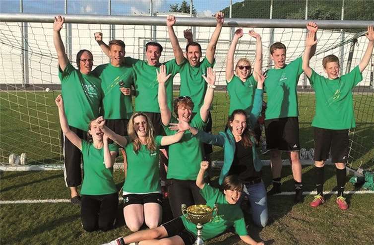 Jubel beim neuen Dorfmeister in Winningen: Das Team Sommerferienaktion – Grundschuleltern.privat
