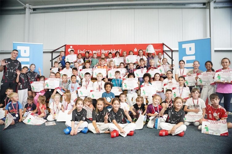 Jubel im Soccer-Cage: Beim Olympic-Day des Karatevereins Sen5 zeigten Kinder und Jugendliche im Rahmen der Sportwoche, wie viel Teamgeist und Energie im Karate steckt.