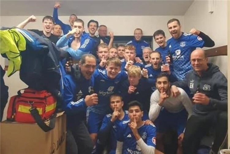 Jubel nach dem Sieg in der Kabine. Foto: SGL Heimersheim