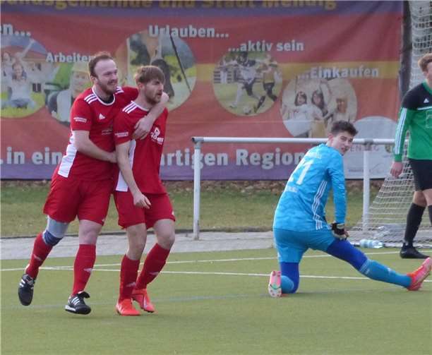 Jubel nach den 0:1: Torschütze Maximilian König und Mittelstürmer Nicholas Becker. Foto: privat