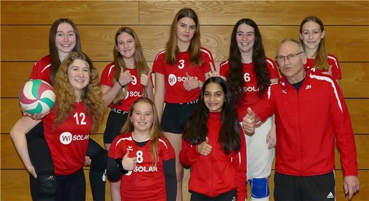 Jubel trotz Corona: Die zweite Volleyballmannschaft des FSV Dieblich ist Staffelsieger in der Kreisklasse Nord Staffel B geworden (es fehlen Emilia Bardon und Lilly Siener). Foto: Michael Wald