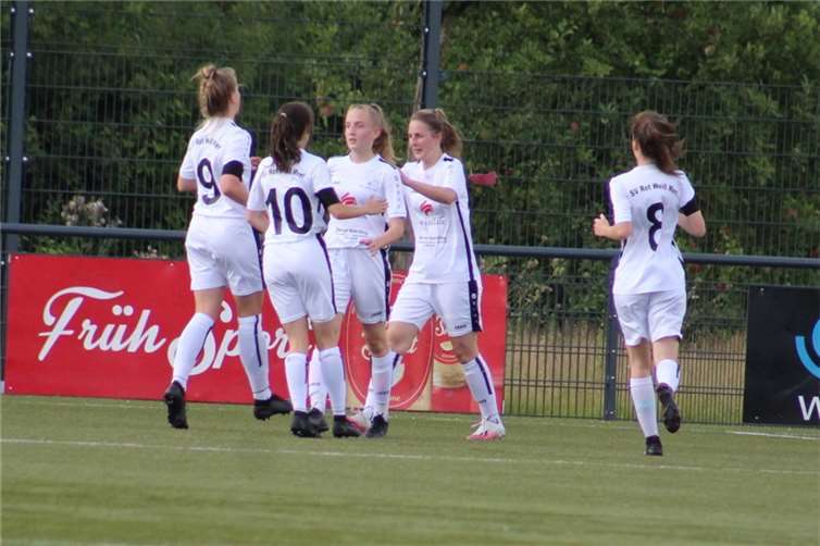 Jubel über den Führungstreffer der Merlerinnen 1. Damen. Fotos: privat