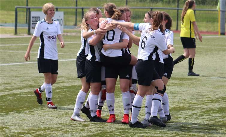 Jubel über den Treffer von Magdalena Berendsen.