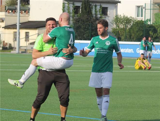 Jubelbilder wie dieses als FV-Trainer Sascha Watzlawik Doppeltorschütze Björn Kremer herzt soll es auch gegen den FK Pirmasens geben. Bei einem Sieg hätte Engers den Klassenerhalt in der Oberliga sicher. Foto: TH