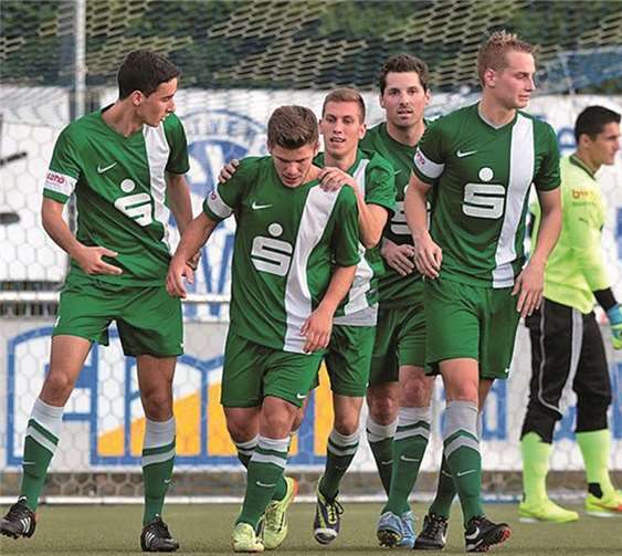 Jubelbilder, wie hier beim Hinspiel in Mehring, gehören bei der SG Mülheim-Kärlich in Auswärtsspielen mittlerweile zur Gewohnheit. Nun will das Team von Patrick Wagner-Galda auch in Heimspielen zu regelmäßigen Punktgewinnen kommen. TH