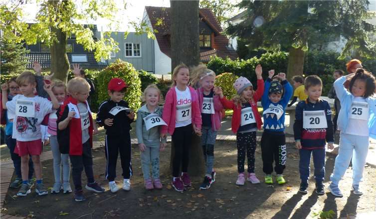 Jubeln über ihren Erfolg: die Läuferinnen und Läufer der Kita Löwenzahn. Foto: Stadt Meckenheim