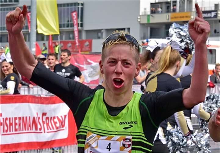 Jubelnd lief Susanne Kraus nach 1:56:57 Stunden als Siegerin auf der Gesamtdistanz ins Ziel.