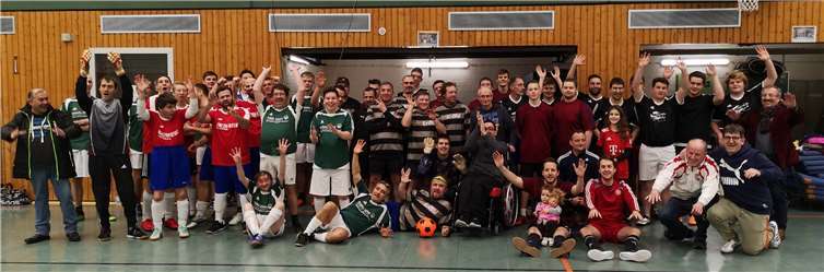 Jubelnd stellten sich die Teilnehmer für ein gemeinsames Gruppenbild zusammen.privat