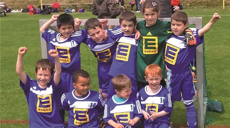 Jubelnde Bambinis beim Sportfest von Burgen. privat