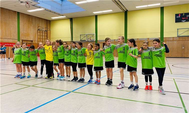 Jubelnde Mädels der E-Jugend feiern den Sieg.  Foto: privat