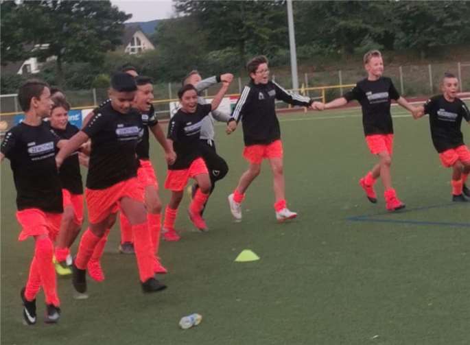 Jubelnde Remagener: In nur gut einer Viertelstunde war es den Spielern gelungen, das Spiel noch einmal zu drehen.