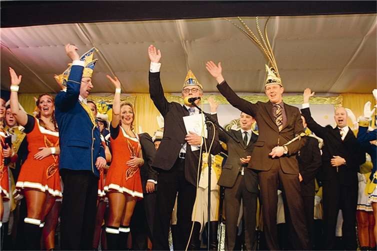 Jubelten mit dem neuen Prinzen (vorne, v. l.): Sitzungspräsident Hans-Peter Floter und Bürgermeister Wolfgang Kroeger.